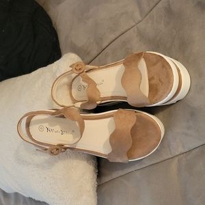 Lightweight platform sandals